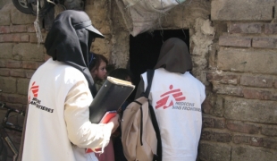 Depuis mai 2008, une équipe médicale MSF composée de trois sages femmes, d'une traductrice et deux travailleurs sociaux fait des visites à domicile deux fois par semaine auprès des femmes afghanes de Zahedan, en Iran. Un tiers des patientes accouchent à la maison.