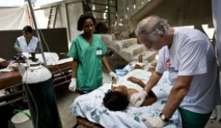 Une équipe chirurgicale à Haïti  janvier 2010