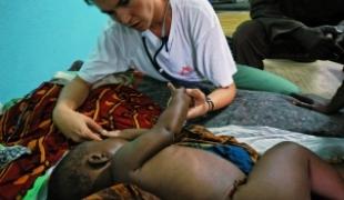 Un enfant atteint de paludisme pris en charge dans le centre MSF de Dogdoré à l'est du Tchad