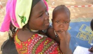 Mère et son enfant dans le programme nutritionnel MSF de Maradi au Niger  avril 2008