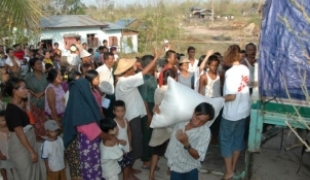 Birmanie mai 2008. Au total 500 000 personnes ont reçu une assistance de MSF après le cyclone Nargis.