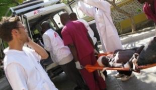 Les équipes MSF ont stabilisé un blessé par balle et procèdent à son transfert vers l'hôpital de la Trinité.