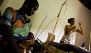 Une maman déplacée et son enfant à la clinique MSF de Naandi Sud Sudan juin 2009.