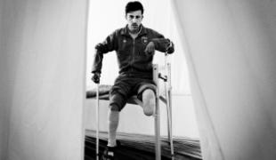 Riyad 19 ans. Le 5 janvier il a été grièvement blessé par un tir d'obus. Sa jambe gauche a dû être amputée. Il est désormais suivi à la clinique MSF de la ville de Gaza où il bénéficie de soins post opératoires.