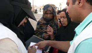 Ils sont arrivés il y a huit jours de Takhar et Baghlan en Afghanistan. Quatre familles de huit personnes arrêtent les équipes MSF en visite dans un des quartiers les plus pauvres de la ville de Zahedan à la frontière avec le Pakistan et l'Afghanista