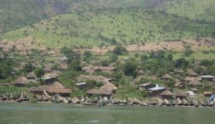 Le village de Lunyasenghe au bord du lac EdouardLe 28 novembre MSF est informée par le centre de santé de Lunyasenghe que 77 cas suspects de choléra dont neuf morts ont été enregistrés en l'espace de dix jours. Le lendemain une équipe MSF arrive au