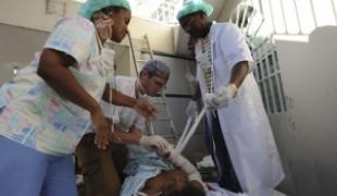 Les soins médicaux se poursuivent dans les vestiges de l'hôpital MSF de la Trinité à Port au Prince.
