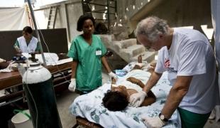 Une intervention chirurgicale en Haïti après le séisme qui a frappé l'île en janvier 2010.