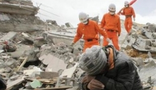 Des secouristes recherchent des victimes après le séisme du 14 avril 2010