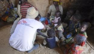 Le docteur Simon se rend dans les villages en zone rurale pour voir s'il n'y a pas des malades sans soins