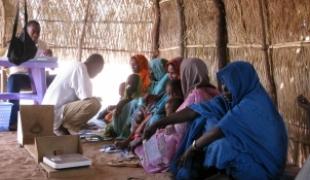 Sud Darfour mai 2007  Consultations dans un centre de santé à Sakali