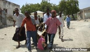 Mogadiscio janvier 2009. Des habitants de la capitale conduisent une femme blessée à l'hôpital après l'explosion d'une voiture.