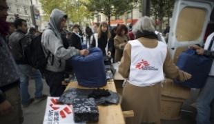 Afin de faire face à une situation humanitaire d'urgence plusieurs associations vont mener ce mardi à Calais et à Paris une distribution collective de matériel de survie pour environ 500 migrants qui vivent dans le plus grand dénuement sans abris san