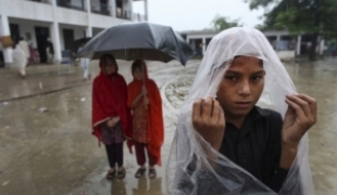 Des victimes des inondations à Utmanzai au Pakistan en août 2010