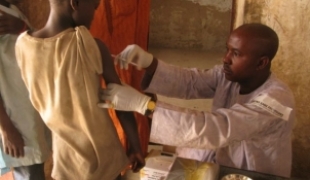 La méningite maladie à l'origine de milliers de décès en Afrique se propage actuellement dans plusieurs pays d'Afrique de l'Ouest. MSF prévoit de vacciner entre 4 et 5 millions de personnes.