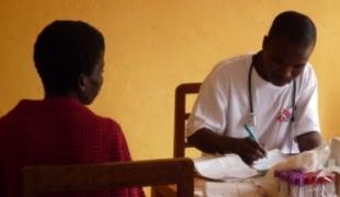 Consultation médicale au centre de santé de Namitembo  Avril 2009.