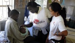 Avril 2008  Une équipe MSF donne une consulation médicale dans la région du Mont Elgon