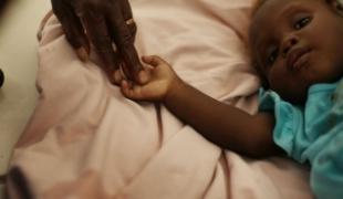 Une jeune patiente atteinte du choléra dans l\'hôpital du ministère de la santé à Saint Marc le 30 octobre 2010.