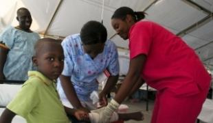 Mai 2010  un enfant brûlé à la jambe reçoit des soins à l'hôpital de Saint Louis