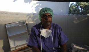 Le Dr Philippe Brouard membre du personnel haïtien de MSF  en face de ce qui était l'hôpital de traumatologie de la Trinité et le centre de réhabilitation Pacot.