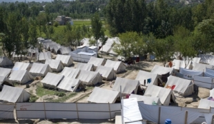 Depuis août 2008, plusieurs vagues de populations ont fui les violences de la Province de la Frontière du Nord Ouest (NWFP) et des zones tribales sous administration fédérale (FATA), au Pakistan. Dans les districts de Lower Dir et de Mardan, MSF a aidé les déplacés à s'installer dans des camps, en fournissant des tentes, des soins médicaux et des biens de première nécessité comme du matériel de cuisine.