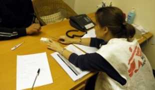Consultation médicale dans le Centre d\'Ecoute et de Soins de MSF à Paris