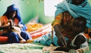 Awa et sa mère Radia dans le centre de nutrition thérapeutique MSF dans l'hôpital de Zalingei