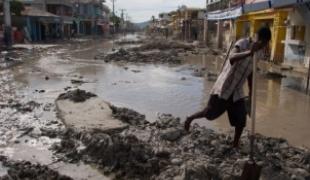 La boue couvre de nombreuses rues