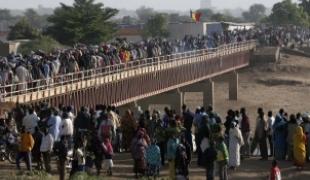 Tchad  Fuite des populations de N'djamena via le pont Ngueli vers le Cameroun