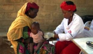 Niger 04/04/2008. Pour éviter la propagation de la rougeole MSF a mené une campagne de vaccination des enfants.