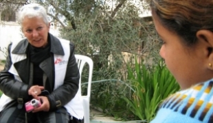 Sylvia en consultation. Gaza 2008