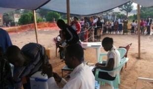 Face à l'épidémie de rougeole qui sévit en République démocratique du Congo depuis plus de six mois Médecins Sans Frontières tire la sonnette d'alarme et appelle à une large mobilisation.