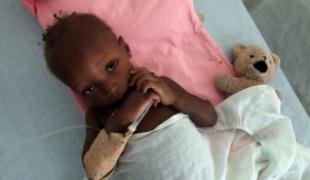 Un enfant atteint de choléra pris en charge par MSF à Port au Prince  novembre 2010