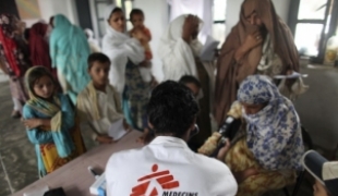 Consultation par un dispensaire mobile de MSF à Utmantzai. Pakistan  8 août 2010