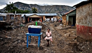 Cinq semaines après les passages des ouragans les habitants de Gonaïves sont toujours privés de l'assistance nécessaire. Sans aucune alternative d'hébergement environ 10 000 personnes sur une population totale de 200 000 se retrouvent toujours à dor