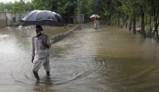 Ton Koene
Des victimes des inondations à Gulabad près de Charsadda dans la province du Khyber Pakhtunkhwa.