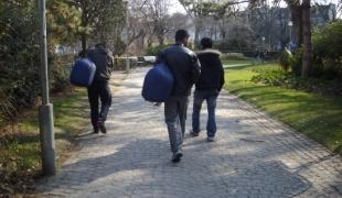 Dans le square Villemin du 10ème arrondissement de Paris ils sont 200 à 300 réfugiés afghans à vivre dans des conditions sanitaires déplorables favorisant  la propagation de maladies. Pour tenter d'endiguer une épidémie de gale qui affecte une pa