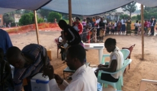 Les infirmiers préparent le vaccin contre la rougeole  Province du Katanga RDC janvier 2011
