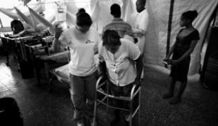 Hôpital MSF de Carrefour. Cette patiente commence ses premières séances de rééducation.
