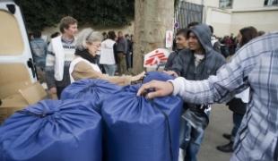 Sacs de couchages sacs à dos et paires de gants sont distribués aux exilés du 10 ème arrondissement de Paris qui vivent dans la rue.