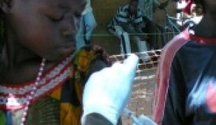 Vaccination contre la méningite à Goundi mai 2009.