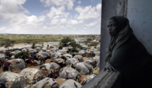 Mogadiscio 03/21/2008. Une femme regarde le camp de déplacés où elle vit désormais.