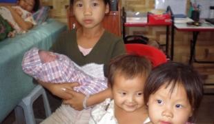 Camp de Huai Nam Khao : une maternité pour les hmongs.Province de Petchabun  Thaïlande – Mai 2008