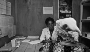 Nord Kivu janvier 2009. Une infirmière MSF à Nyanzale explique à une patiente victime d'un viol le traitement qu'elle va lui donner.