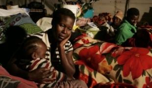 Après les flambées de violence dans et autour de Johannesburg près de 1500 personnes ont trouvé refuge dans ce site au centre de la ville – 20 mai 2008