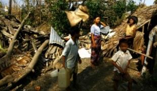 La population dans le delta de l'Irrawaddy a besoin de nourriture et d'abris.