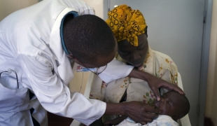 Apporter des soins aux personnes déplacées au Kenya.