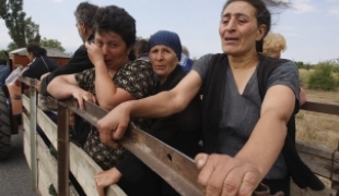 Géorgiennes fuyant leur village près de Tskhinvali à 100 km de Tbilissi le 10 août 2008