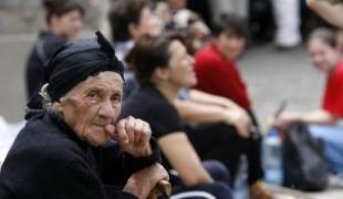 Des habitants d'Ossétie du Sud attendent une distribution d'aide alimentaire. Tskhinvali Août 2008.
