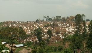 Les affrontements armés dans la province du Nord Kivu en République démocratique du Congo provoquent d'incessants mouvements de populations. Ces personnes déplacées s'installent souvent dans des camps comme celui ci dans le village de Bambu.  	 Jean 